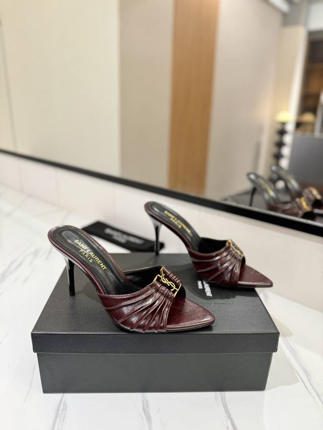 出厂价Pp： Ysl Saint Laurent* 夏季新品 金属头优雅大气高跟凉鞋 2025全新春夏系列后带方扣高跟凉鞋 ！ 尖头高跟拖鞋淡淡的夏日里怎么少得
