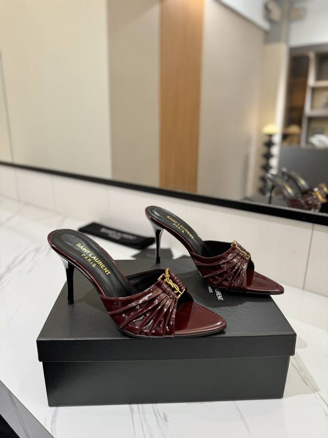 出厂价Pp： Ysl Saint Laurent* 夏季新品 金属头优雅大气高跟凉鞋 2025全新春夏系列后带方扣高跟凉鞋 ！ 尖头高跟拖鞋淡淡的夏日里怎么少得
