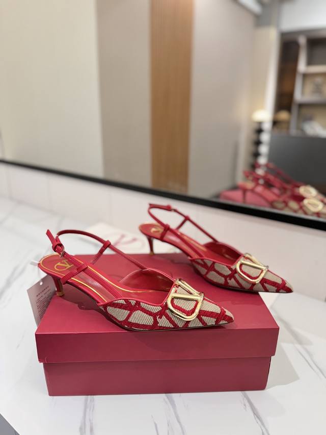 华伦天奴Valentino最新款Valentino Garavaniv标志后系带高跟鞋，配以Vlogo Signature装饰 -铂金色调Vlogosignat