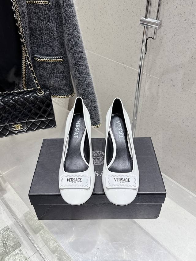 小众潮牌 Versace 范思哲 2025春夏新款钻扣圆头玛丽珍粗跟单鞋 米兰秀场同简约干练的版型，童话般的亚特兰蒂斯或神奇的海洋主题，明亮的彩色配色，鲜艳的颜