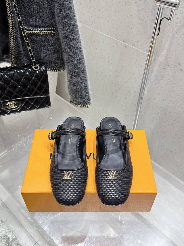 顶级版 Lv 路易威登 2025早春新款 包头一字带扣平底半拖 凉拖 鞋面：原版面料 内里：进口羊皮里 大底：原版意大利真皮大底 码数: 35-39 40.41