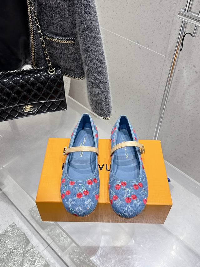 Louisvuitton 25 夏季限定 樱桃风 细跟 凉鞋 蝴蝶结矮跟拖鞋 玛丽珍 单鞋 Lv最新夏季限定 樱桃风系列 采用彩色以及鞋面的大面积底色作为对比，