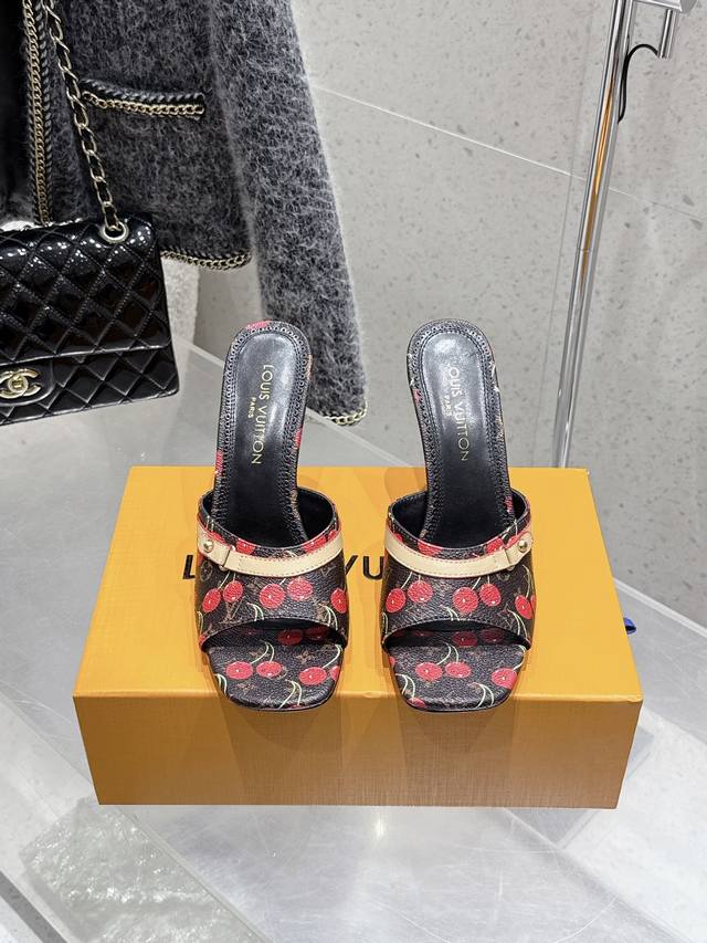 Louisvuitton 25 夏季限定 樱桃风 细跟 凉鞋 蝴蝶结高跟拖鞋 玛丽珍 单鞋 Lv最新夏季限定 樱桃风系列 采用彩色以及鞋面的大面积底色作为对比，