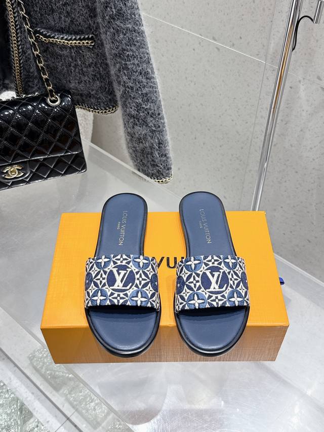 顶级版本 Louis Vuitton 25最新 Lily系列 提花平底 Lv一字拖鞋 本款 Lily 平底凉拖取材经典Monogram涂层帆布，借X村上隆系列的