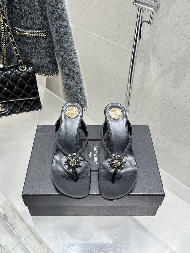 Saint Lauren*Ysl圣罗兰25Ss 春夏新品水钻高跟人字拖鞋 精致时髦精必备单品 鞋面采用原版定制皮料 内里踮脚混种羊皮 跟高：8Cm 意大利进口真