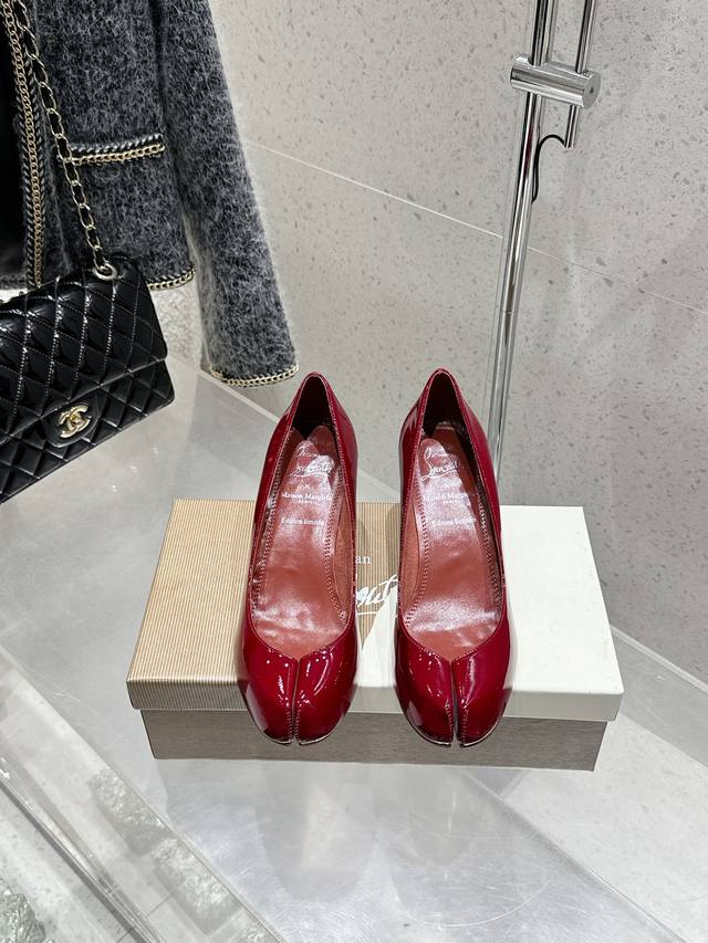 克里斯提 鲁布托联名马吉拉分趾高跟单鞋 Maison Margiela 与 Christian Louboutin 推出首个联名鞋履系列 全新合作以两种互相交融