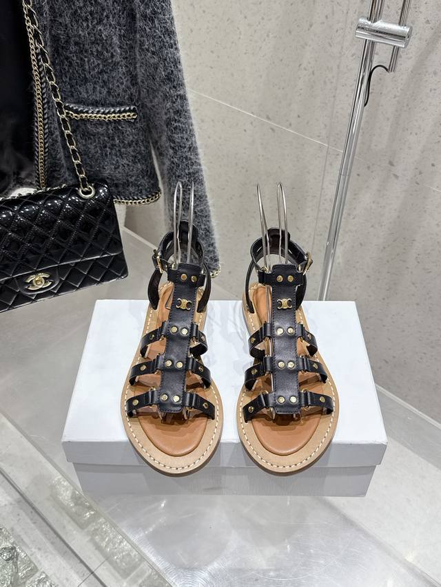 代购级 Celine 25Ss 新款凉鞋 这一季的赛琳又让我重新爱了它一次这季节美鞋太多 这款凉拖真是无敌好搭配！ 设计搭配经典的 Logo 作为点缀整体视觉特