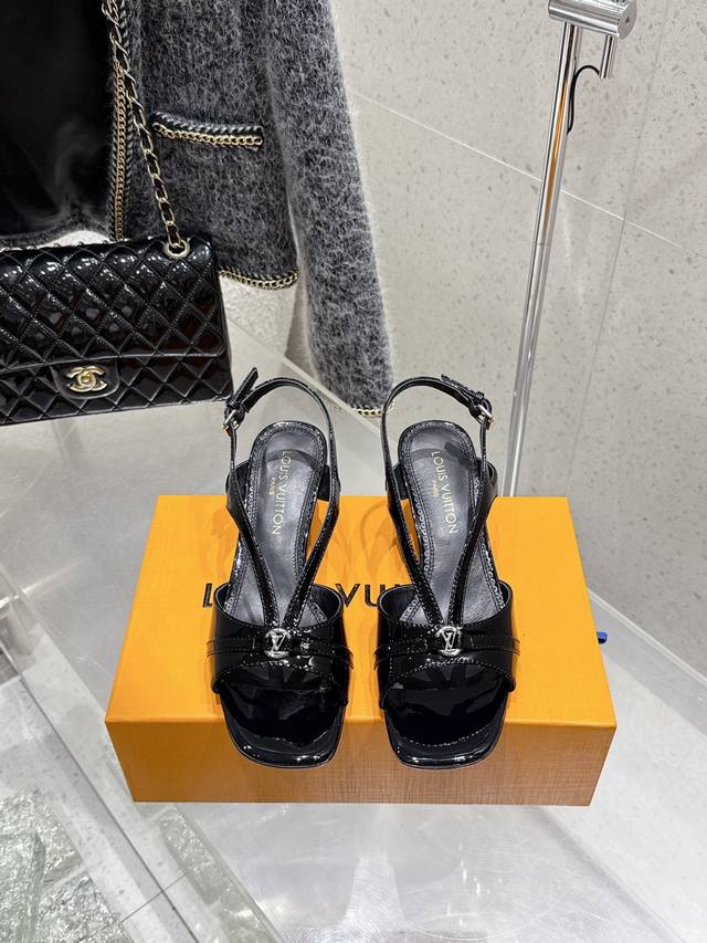 顶级版 25Ss春夏新款 Louis Vuitton Lv方头搭扣 V型带猫跟凉鞋露跟高跟鞋 Lv五金 “Logo”饰以点缀，细节质感特别的高级！犀利的造型效果