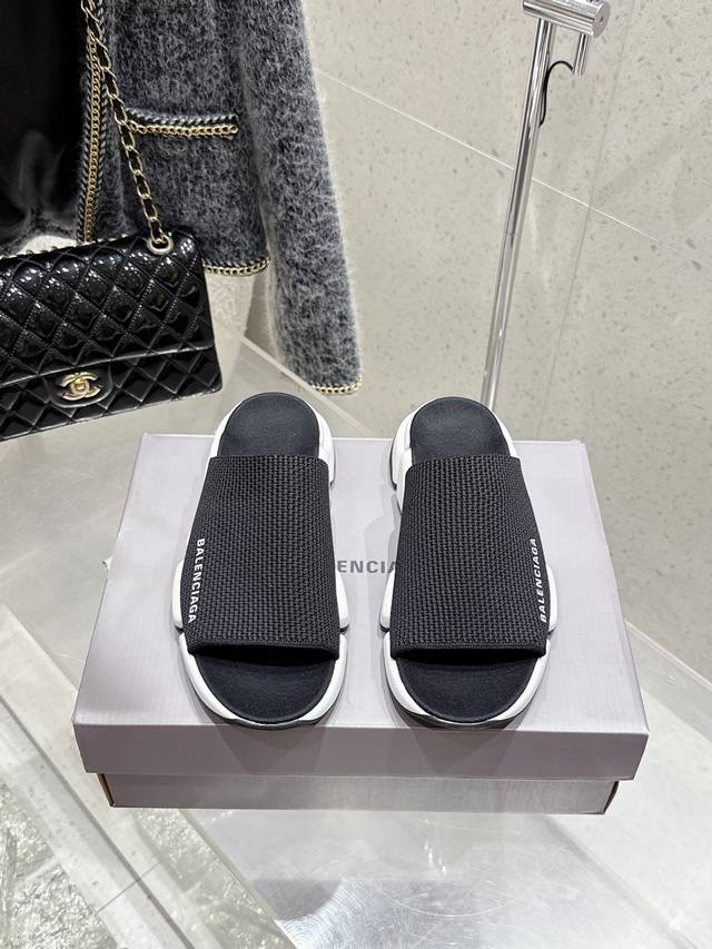 代购级 Balenciaga巴黎世家拖鞋 升级版推出Speed 版本全新袜子鞋拖鞋 原厂货 绝非通版 版的袜子部分可以把脚背和脚踝完全包裹起来， 鞋面是原版飞织