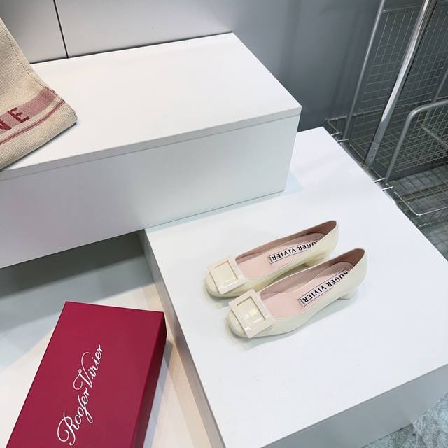 高品质出厂 ！代购级别！Roger Vivier Rv 25春夏新款Ulook漆皮经典方扣芭蕾舞鞋粗跟单鞋 本款芭蕾舞鞋以漆皮制成，点缀镀漆饰扣，橡胶鞋底柔软舒