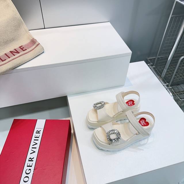 高品质出厂 ！顶级品质Roger Vivier25新款Rv厚底水台钻扣罗马凉鞋 增高又显瘦，夏日最佳搭配，热裤裙子搭凉鞋绝配，钻扣璀璨吸睛 提升精致时尚感，厚底