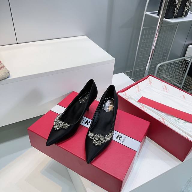 高品质出厂 ！顶级品质Roger Vivier25春夏新款！专柜卖爆了的精致花钻高跟、平底单鞋婚鞋！高级进口真丝缎面材质搭配经典水钻花扣，小尖头更显端庄与细致，