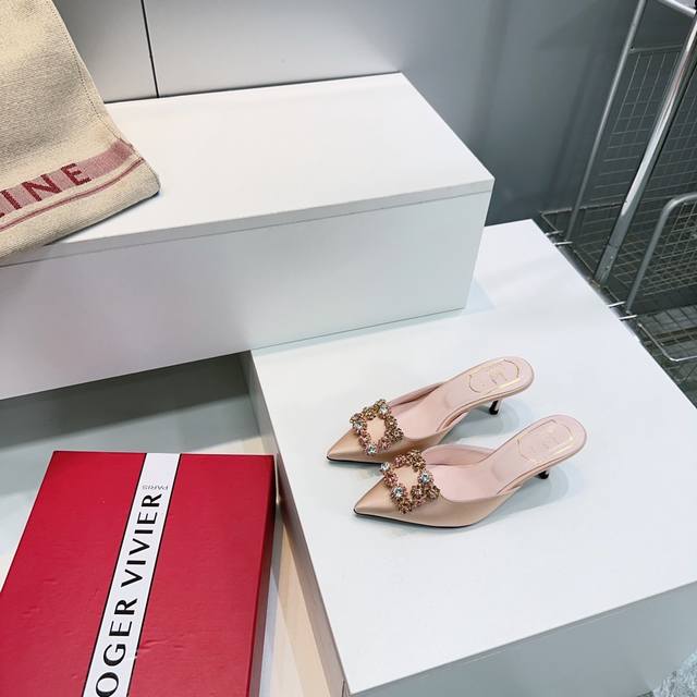 高品质出厂 ！顶级品质Roger Vivier25春夏新款！专柜卖爆了的精致花钻高跟穆勒鞋半拖来啦！高级进口真丝缎面材质搭配经典水钻花扣，小尖头更显端庄与细致，
