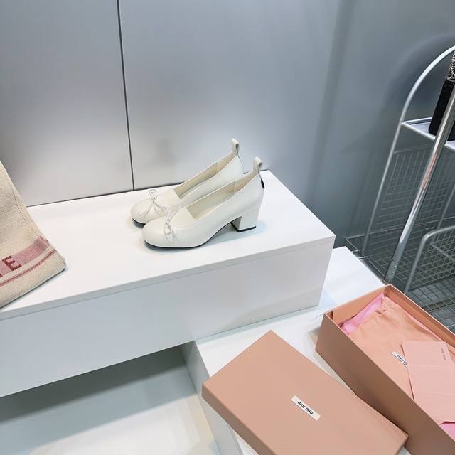 高品质出厂 ！顶级品质Miumiu缪缪25春夏新款简易复古蝴蝶结圆头粗跟单鞋！春夏清新配色曲线优美，日常穿搭都很搭后跟有专属标识性Logo格调，上脚尽显优雅魅力