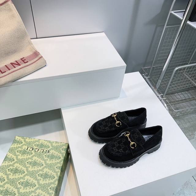 高品质出厂 ！顶级品质Gucci古驰 202525春夏新款G家经典老花厚底坡跟马衔扣一脚蹬乐福鞋休闲单鞋！ 顶级版本原版购入开发做货 品牌经典元素为这款精致的古