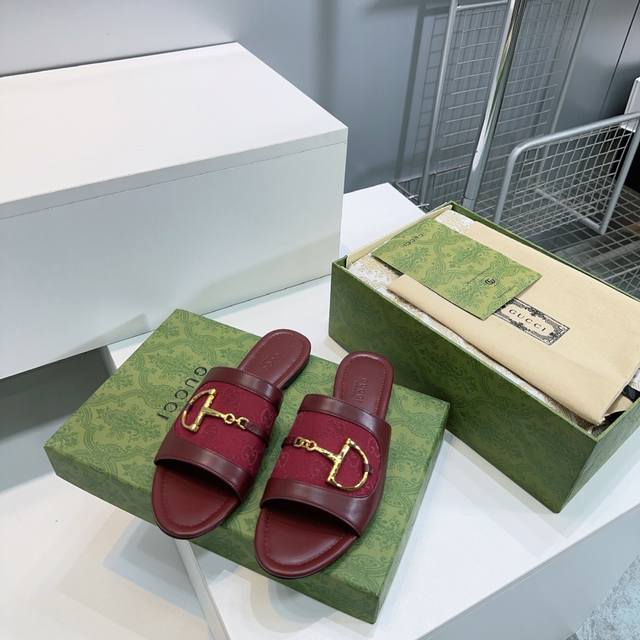 高品质出厂 ！顶级品质Gucci古驰2025春夏五金扣D字链条扣老花布平底、粗跟拖鞋系列！原版一比一！ 踮脚工艺同原版一样 中跟拖鞋 凉鞋 配最新D扣作为品牌的