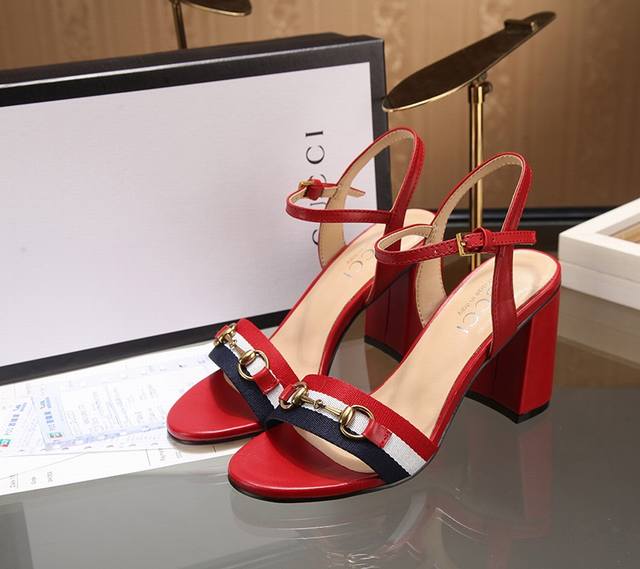 出厂价Pp： 元古驰 Gucci 官网1 ：1精致的织带古铜色饰扣新款夏季一字凉鞋做工很棒让人放心皮质光泽有韧性。舒适走路超自在 。贴合大众实际需要很好驾驭推荐