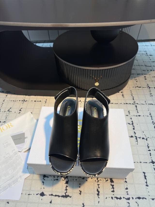 Dior 迪奥 25 2025春夏新品 顶级版本 专柜主打新款 Attitude坡跟凉拖鞋 硬货上新 Bs代购级别！高级感十足！国内外博主刷爆的一款，复古又时髦