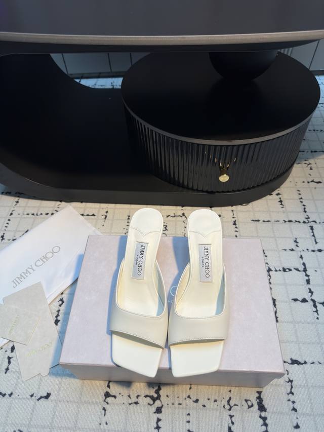 Jimmy Choo｜吉米周经典 高跟拖鞋 真的是看一眼就爱上的程度 丝毫不夸张 设计显秀气 上脚贼好看 特别精致！ 面料采用进口小羊皮 内里踮脚混种羊皮 意大