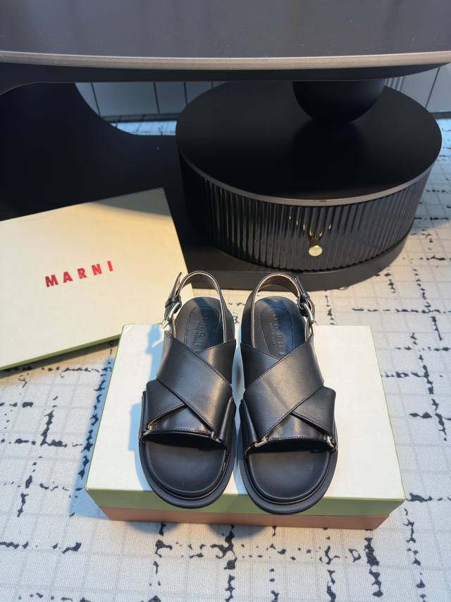 Marni｜玛尼春夏经典Fussbett 系列交叉撞色运动风休闲厚底凉鞋 夏天就是要有这么一双凉鞋、撞色设计怎么穿无违和、活泼俏皮、这个凉鞋每年都出但是每年配色
