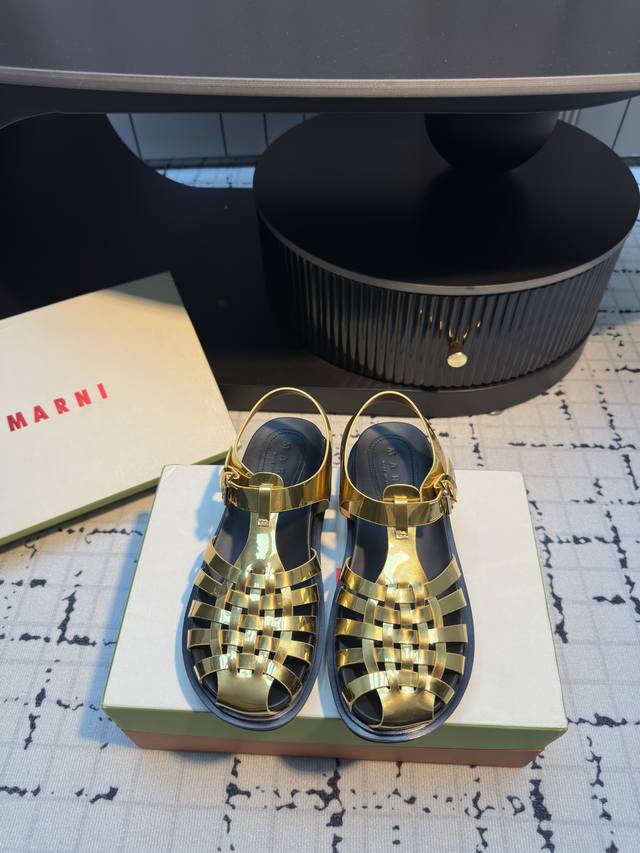 Marni 2025Ss夏季新款编织罗马凉鞋 小时候的梦中凉鞋 Marni的不只会色彩搭配 这双罗马涼鞋丑萌可爱 白色夏天超好搭上脚很舒服 纯牛皮不娇气 码数正