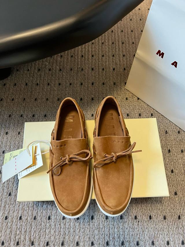 Marn* 25Ss 新出的乐福鞋｜红豆生南国 Marni新春预备红豆色系太美啦！亲身试穿过，很柔软很舒服，完全没有束缚的感觉，磨砂质感，更优雅知性。 Marn