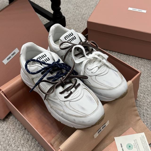爆款 超Miu Miu 25Ss 缪缪春夏新款老爹鞋增高厚底休闲运动鞋 风行美国校园。整体鞋型圆滑秀气，一点不笨重，可以完全露出脚踝处，称得腿部线条比例较好,复
