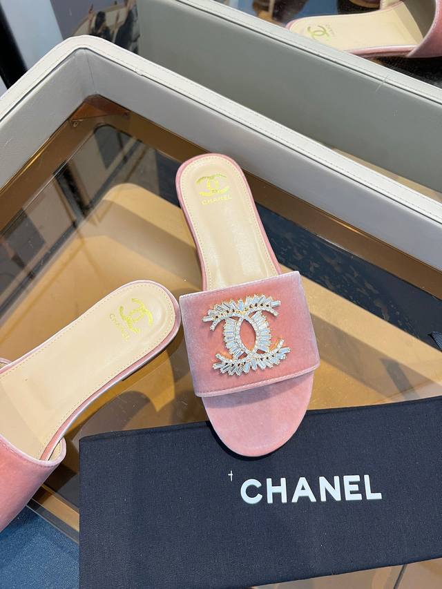 Chanel小香C家凉拖系列 官网同步，经典高雅 ，随意穿搭 原版Logo标～选用进口牛皮和C家定制面料，多种颜色供女神选择！ 码数：36～40 定做35 41