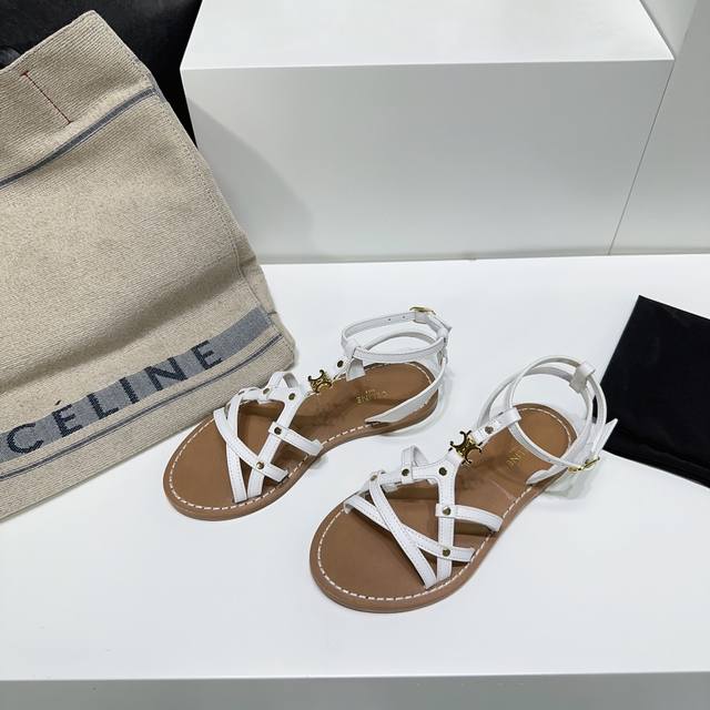 高品质出厂 ！Celine赛琳2025春夏最新复古铆钉凯旋门五金扣罗马凉鞋、人字拖系列！ 各大网红同款的凯旋门凉鞋经典又百搭 种草推荐夏天搭配袜子 简直绝绝子了
