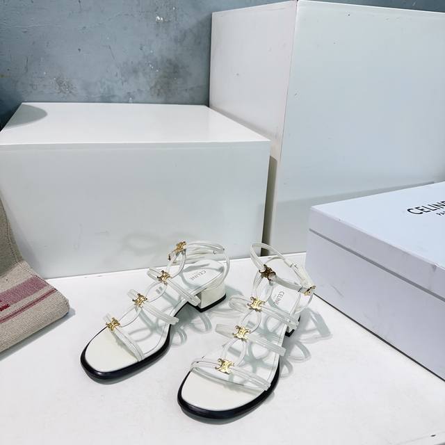 高品质出厂 ！顶级品质Celine赛琳25春夏新款编织鞋面粗跟小凉鞋~~凯旋门五金扣饰凉鞋！ 百搭M多裙子 裤子，网红搭配不同颜色袜子穿也超级洋气 看似简单的凉