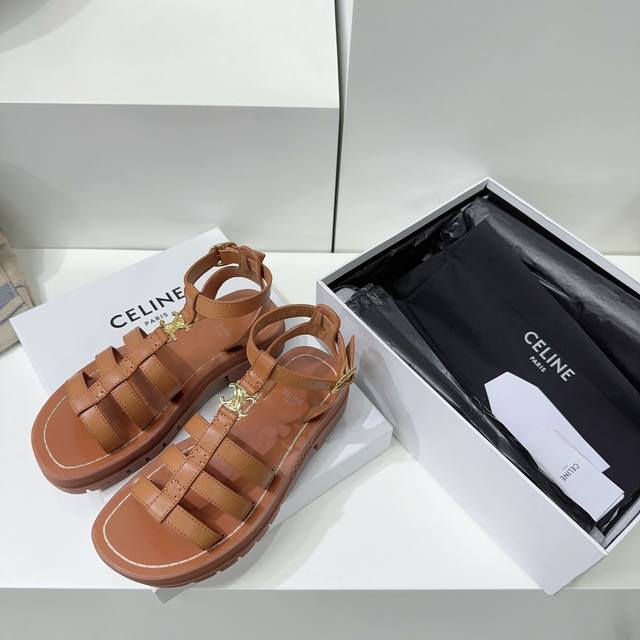 高品质出厂 ！经典Celine赛琳2025春夏最新款凯旋门五金扣松糕厚底时髦罗马凉鞋夏天搭配袜子 简直绝绝子了原版购入开发 依旧最高输出还原原版！ 鞋面采用原版