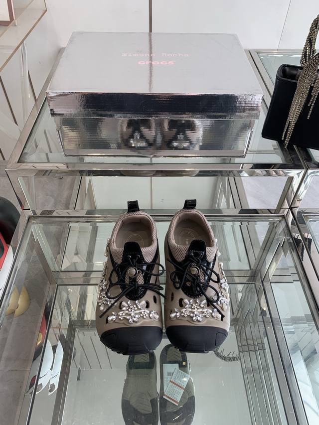 Simone Rochax Crocs联名款 水钻 洞洞鞋 Simone Rocha 独具冲突美的设计哲学中汲取灵感 在功能性十足的Crocs 纵野鞋之上点缀甜
