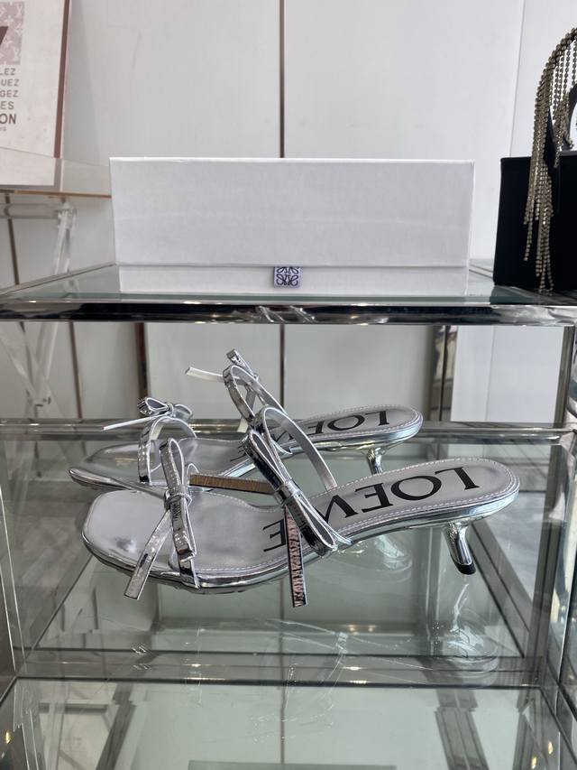 Loewe 罗意威 25Ss春夏新品时装凉鞋 今年超火的品牌 好多明星网红时尚博主种草 喜欢这种风格的小仙女必须要入手哦 简约的线条设计 鞋面采用进口蝴蝶结手工