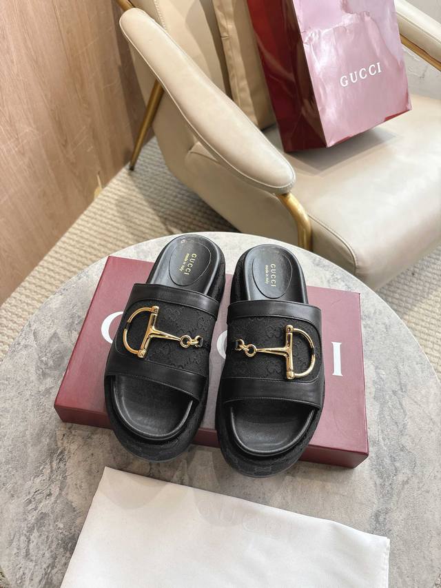 8356-8 黑 35-42 这款女士凉鞋以其标志性的马头扣细节和金色五金为特色。采用优质皮革制成，设计将传统灵感与现代多功能性相结合，为温暖天气的套装增添精致