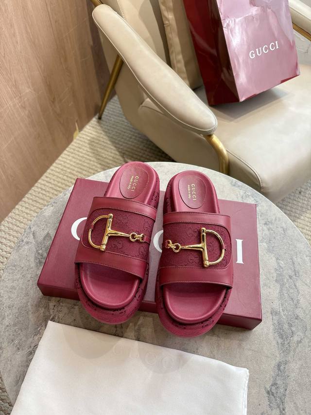 8356-8 酒红 35-42 这款女士凉鞋以其标志性的马头扣细节和金色五金为特色。采用优质皮革制成，设计将传统灵感与现代多功能性相结合，为温暖天气的套装增添精