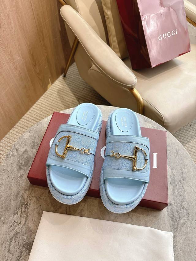 8356-8 浅蓝 35-42 这款女士凉鞋以其标志性的马头扣细节和金色五金为特色。采用优质皮革制成，设计将传统灵感与现代多功能性相结合，为温暖天气的套装增添精