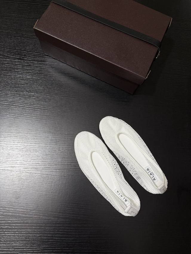 Alaia 新品 堪称时尚圈的宝藏单品 网眼材质轻盈透气 如给双足披上一层梦幻薄纱 复古又个性 简约中透着不羁态度 利落线条勾勒出精致轮廓 随性又时髦 鞋面进口