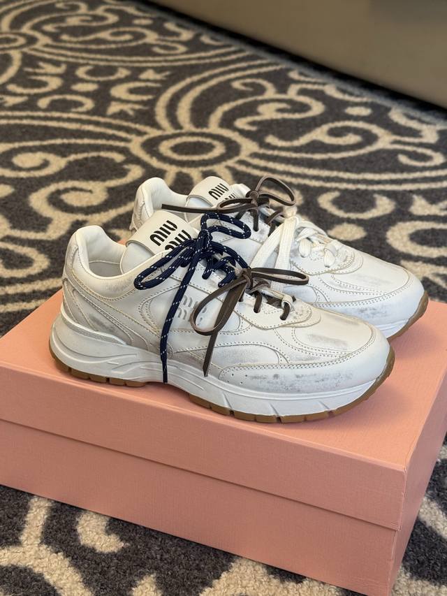 网面 皮面20 Miumiu X Nb又有了新的联名球鞋！！ 之前的Miu Miu X New Balance 联名鞋子火的一塌糊涂，这次又来了老爹鞋款，新的联