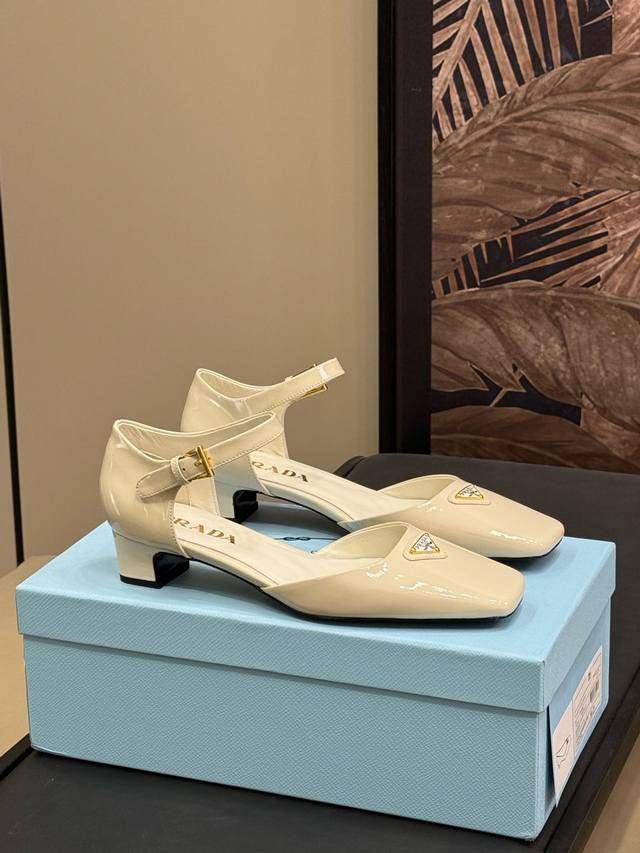 Prada Ss25 New Arrival～ P家25小粗跟系列单鞋 时髦的小方头，搭配小方跟； 皮质三角标点缀，轻松Get时髦气息 开边珠小牛皮材质，挺阔形