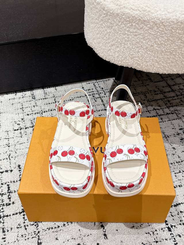 Louisvuitton 25 夏季限定 樱桃风 厚底 凉鞋 最新夏季限定 樱桃风系列 采用彩色以及鞋面的大面积底色作为对比，创造出樱桃彩色元素风格，成就了又一