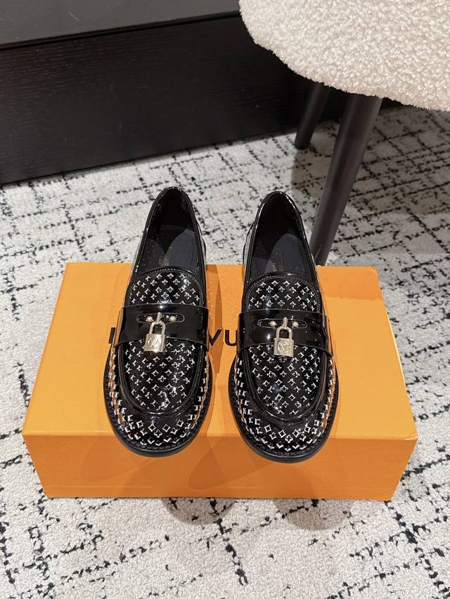 顶级版本 Louis Vuitton 路易威登 25Ss 春夏 冲孔乐福鞋。 市场高端产品质量 最新原版饰扣，官网原版拆解原版订制漆皮 采用进口羊皮作内裡、垫脚