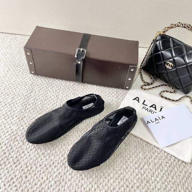 Alaia 阿莱亚一眼就喜欢的拖鞋，太舒服了！ 新款渔网面凉鞋 柔软舒适，又时尚前卫。 Size 35-39订做40