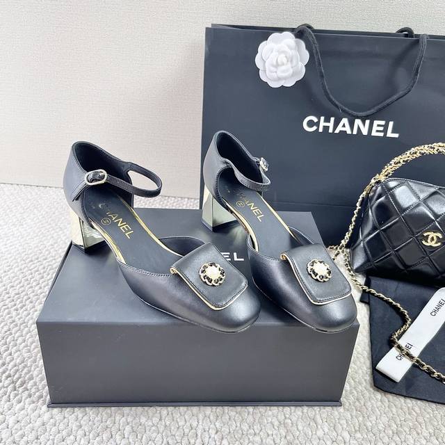 Chanel香奈儿 25年夏季新款 小香家山茶花粗跟凉鞋 跟高:5.5Cm 正码:35-39可定做34.40.41.42