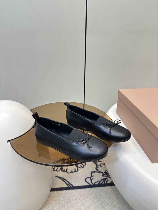 Miumiu｜缪缪蝴蝶结时尚芭蕾舞鞋 Miu Miu 缪缪大秀上爆出的这双球鞋 后全球各大代购官网火爆上市. 简单很随意不羁又能体现单宁美感，整双鞋子设计简约时