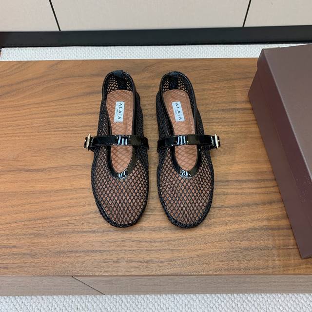 Alaia 网面芭蕾舞平底鞋。顶级版。超级火，上脚超舒服超美。网面，羊皮垫脚，橡胶底，原版小皮箱。 码数：35-42 40、41、42定做不退换 批：