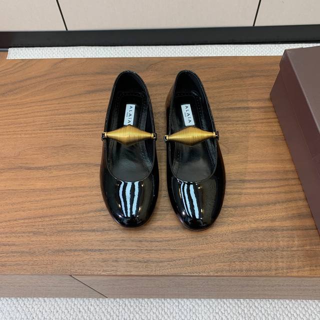 Alaia 芭蕾舞平底鞋。顶级版。超级火，上脚超舒服超美。鞋面漆皮，羊皮垫脚，橡胶底，原版小皮箱。 码数：35-42 40、41、42定做不退换 批：