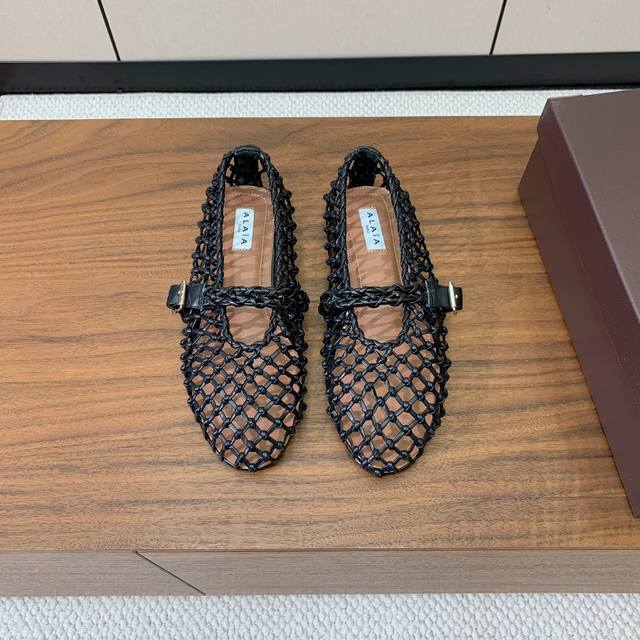 Alaia 粗网芭蕾舞平底鞋。顶级版。超级火，上脚超舒服超美。网面，羊皮垫脚，橡胶底，原版小皮箱。 码数：35-42 40、41、42定做不退换 批：