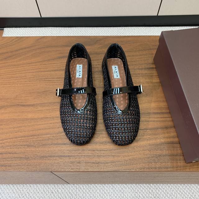 Alaia 编织芭蕾舞平底鞋。顶级版。超级火，上脚超舒服超美。网面，羊皮垫脚，橡胶底，原版小皮箱。 码数：35-42 40、41、42定做不退换 批：