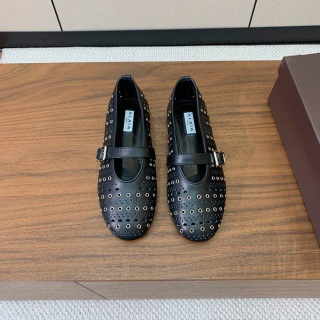 Alaia 芭蕾舞平底鞋。顶级版。超级火，上脚超舒服超美。鞋面牛皮，羊皮垫脚，橡胶底，原版小皮箱。 码数：35-42 40、41、42定做不退换 批：