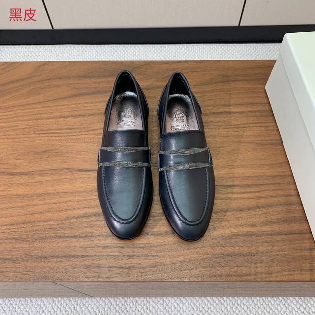 Brunell* Cucinell* 新款乐福鞋。鞋面采用进口牛绒和牛皮。纯手工串联珠链配饰！羊皮内里及垫脚。定制真皮大底。 码数：36-41 41定制不退换